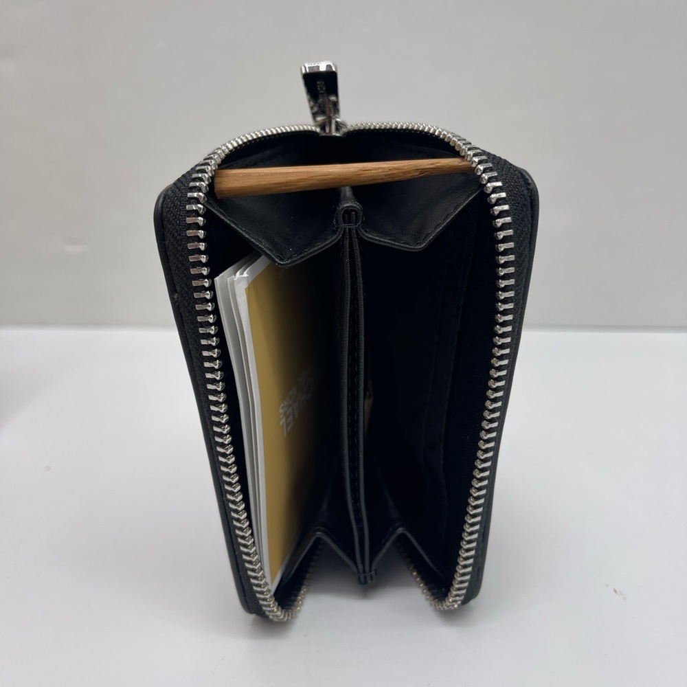 MICHAEL KORS Jet Set Medium Distressed Zip Around Card Case
Black 
NWT - Picture 8 of 16